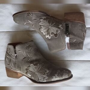 Seychelles Floral Embroidered Suede Leather Ankle Boots - Taupe_8
